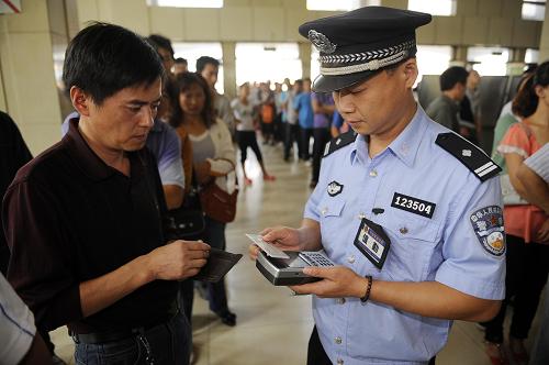 火車站民警使用神思SS628-500B手持身份證閱讀器核驗身份